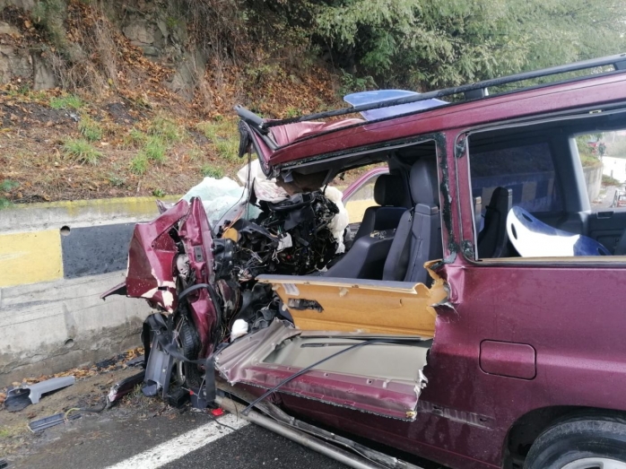 FOTO. Accident GRAV între o dubă și un TIR, în Cluj! Două persoane. ÎNCARCERATE